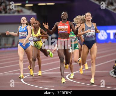 Mary Moraa aus Kenia und Georgia Hunter-Bell aus Großbritannien und NI traten im 800-m-Halbfinale der Frauen bei der Leichtathletik-Weltmeisterschaft Tokio an Stockfoto