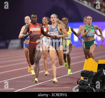 Mary Moraa aus Kenia und Georgia Hunter-Bell aus Großbritannien und NI traten im 800-m-Halbfinale der Frauen bei der Leichtathletik-Weltmeisterschaft Tokio an Stockfoto