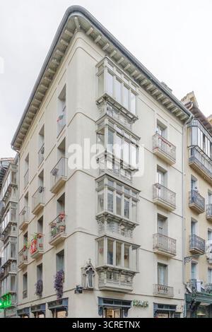 Historische Eckfassade in Pamplona Spanien, weiße Architektur, geschlossene Balkone, Stadtstraße, Wohngebäude, Navarra Stockfoto
