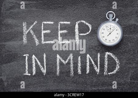 Denken Sie an den Satz, der auf der Tafel mit präziser Stoppuhr im Vintage-Stil geschrieben ist Stockfoto
