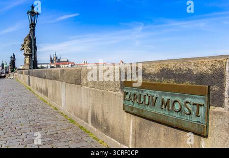 Kupferschild mit dem Namen der Karlsbrücke (Karluv Most) in Prag, Tschechische Republik Stockfoto