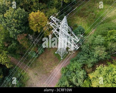 Drone-Ansicht des Hochspannungs-Stromleitungsturms in Waldlandschaft Stockfoto