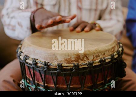 Schwarzer Mann, Der Traditionelle Trommeln Spielt Und Das Kwanzaa-Kulturerbe Feiert Stockfoto