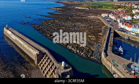 Das Fischerdorf Fife Scotland in Pittenweem beherbergt Mid Shore mit Blick auf den Old Boat Harbour, den äußeren Pier und den Leuchtturm Stockfoto