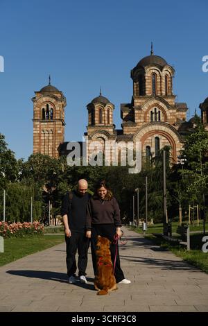 Paare stehen mit Nova Scotia Duck Tolling Retriever vor der Markuskirche in Belgrad. Reisen mit Hund Konzept. Stockfoto
