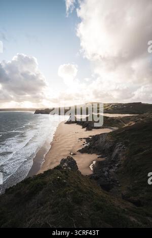 Der Strand von Three Cliffs Bay und Pobbles Bay bietet ein atemberaubendes Erlebnis - eine spektakuläre Küste mit Sanddünen, und die drei charakteristischen Kalksteinklippen am 11.09.2025. // Three Cliffs Bay Beach bietet ein atemberaubendes Erlebnis - eine spektakuläre Küste mit Sanddünen und den drei markanten Kalksteinklippen am 11. September 2025. - 20250911 PD23804 Credit: APA-PictureDesk/Alamy Live News Stockfoto