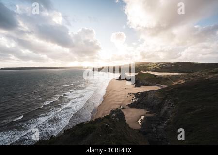Der Strand von Three Cliffs Bay und Pobbles Bay bietet ein atemberaubendes Erlebnis - eine spektakuläre Küste mit Sanddünen, und die drei charakteristischen Kalksteinklippen am 11.09.2025. // Three Cliffs Bay Beach bietet ein atemberaubendes Erlebnis - eine spektakuläre Küste mit Sanddünen und den drei markanten Kalksteinklippen am 11. September 2025. - 20250911 PD23803 Credit: APA-PictureDesk/Alamy Live News Stockfoto