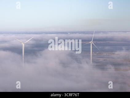 Windturbinen in einer Wolkenumkehr Stockfoto