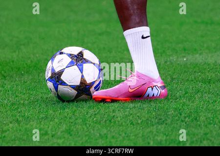 Mailand, Italien, September 30 2025. Nike Mercurial Vapor 16 Pro wird während des Spiels der UEFA Champions League 2025/26 zwischen dem FC Internazionale gegen SK Slavia Praha im Giuseppe Meazza-Stadion in Mailand, Italien, gesehen Stockfoto