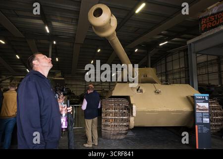 Bovington, Großbritannien. September 2025. Ein Zuschauer wird gesehen, wie er einen deutschen Königstiger-Panzer inspiziert. Der Tiger Day des Tank Museum ist eine halbjährliche Veranstaltung im Bovington Camp, bei der der Deutsche Tiger 131, der einzige einsatzfähige Tiger I Panzer der Welt, gezeigt wird. Außerdem sind weitere Panzer aus dem Zweiten Weltkrieg wie M4A2E8 Sherman „Fury“, M3 Grant und der britische Churchill Panzer zu sehen. Das Ereignis beinhaltete eine Nachstellung der Schlacht von „Gefangennahme des Tigers“, die demonstrierte, wie der Tiger 131 am 24. April 1943 in Tunesien vom 42. Bataillon Royal Armored Corps und 2. Sherwood Foresters gefangen genommen wurde. (Kreditbild: Stockfoto