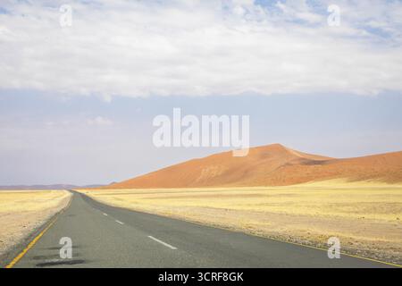 Im Inneren von Sossusvlei schlängeln sich Schotterstraßen durch rote Dünen nach Deadvlei, Big Daddy und Sesriem Canyon, die malerische, staubige Wüstenausblicke bieten. Namibia Stockfoto