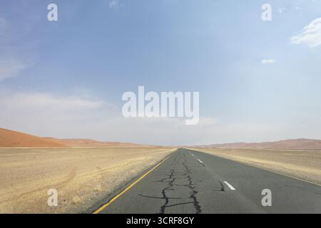 Im Inneren von Sossusvlei schlängeln sich Schotterstraßen durch rote Dünen nach Deadvlei, Big Daddy und Sesriem Canyon, die malerische, staubige Wüstenausblicke bieten. Namibia Stockfoto
