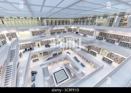 Stadtbibliothek Stuttgart am Mailaender Platz, Innenansicht. Europaviertel Stuttgart. Stuttgart, Baden-Württemberg, Deutschland Stockfoto