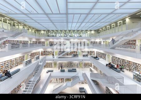 Stadtbibliothek Stuttgart am Mailaender Platz, Innenansicht. Europaviertel Stuttgart. Stuttgart, Baden-Württemberg, Deutschland Stockfoto