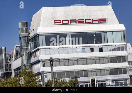 Porscheplatz in Stuttgart Zuffenhausen. Porsche Hauptsitz mit Firmenlogo. Stuttgart, Baden-Württemberg, Deutschland Stockfoto