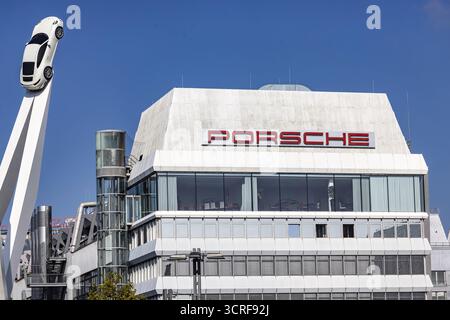 Porscheplatz in Stuttgart Zuffenhausen. Porsche Hauptsitz mit Firmenlogo. Stuttgart, Baden-Württemberg, Deutschland Stockfoto