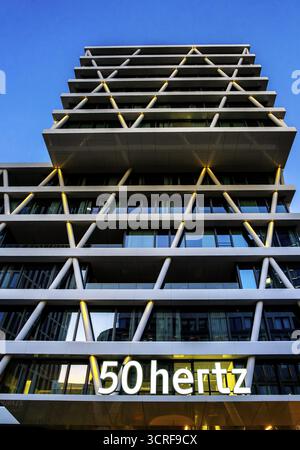 Das Bild zeigt das moderne 50-Hertz-Büro- und Geschäftshaus am Hauptbahnhof, warmes Abendlicht, Froschperspektive, Berlin Stockfoto