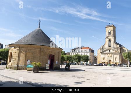 Touristeninformation, Kirche Saint-Dagobert, historisches Denkmal, Place Darche, Paradeplatz, Longwy, Departement Meurthe-et-Moselle, Grand es Stockfoto