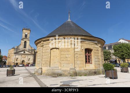 Touristeninformation, Kirche Saint-Dagobert, historisches Denkmal, Place Darche, Paradeplatz, Longwy, Departement Meurthe-et-Moselle, Grand es Stockfoto