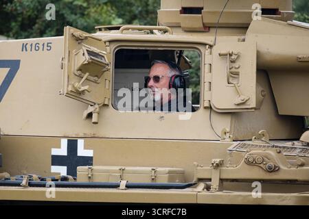 Der Panzerfahrer schaut in einem Panzer III zu. Der Tiger Day des Tank Museum ist eine halbjährliche Veranstaltung im Bovington Camp, bei der der Deutsche Tiger 131, der einzige einsatzfähige Tiger I Panzer der Welt, gezeigt wird. Außerdem sind weitere Panzer aus dem Zweiten Weltkrieg wie M4A2E8 Sherman „Fury“, M3 Grant und der britische Churchill Panzer zu sehen. Das Ereignis beinhaltete eine Nachstellung der Schlacht von „Gefangennahme des Tigers“, die demonstrierte, wie der Tiger 131 am 24. April 1943 in Tunesien vom 42. Bataillon Royal Armored Corps und 2. Sherwood Foresters gefangen genommen wurde. (Foto: Daniel Lai/SOPA Images/SIPA USA) Stockfoto