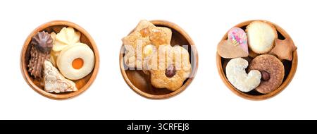 Verschiedene Weihnachtskekse und Kekse in Holzschalen. Traditionelle Lebkuchen- und Butterkekse in verschiedenen Formen. Stockfoto