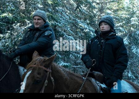 Die letzte Frontier-Serie (2025) von Jon Bokenkamp und Richard D’Ovidio mit Jason Clarke, Dominic Cooper und Haley Bennett. Frank Remnick, ein einsamer US-Marshal in Alaska, beschützt seine Stadt, nachdem ein Transportflugzeugabsturz gefährliche Flüchtlinge freilässt. Werbung NUR REDAKTIONELLE VERWENDUNG. Kredit: BFA / Apple TV+ Stockfoto
