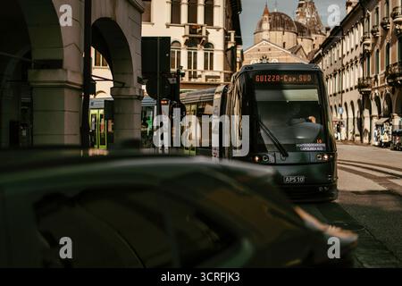 padua, italien 1. oktober 2025: Moderne Straßenbahn fährt auf der städtischen Straße in padua, italien, mit historischer Architektur und Säulenvorgängen, die ein klassisches Reiseziel schaffen Stockfoto