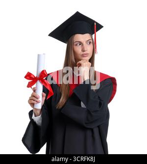 Porträt einer nachdenklichen jungen Frau im Abschlusskleid und Mortarboard mit Diplom auf weißem Hintergrund Stockfoto