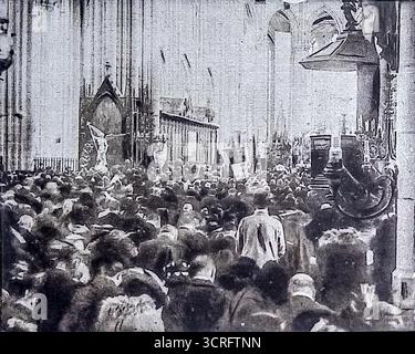 Archivfoto aus Le Miroir (1915) zeigt einen Gottesdienst in der Kathedrale von Meaux während der Gedenkfeier an die erste Schlacht an der Marne. Die Kathedrale, in der Nähe der Kampfzone, wurde zu einem zentralen Ort der nationalen Trauer, wo Zivilisten und Geistliche versammelten, um die Soldaten zu ehren, die ihr Leben für die Verteidigung Frankreichs gaben. Solche Zeremonien vermischten Liturgie mit patriotischem Gedenken inmitten des Ersten Weltkriegs. Stockfoto