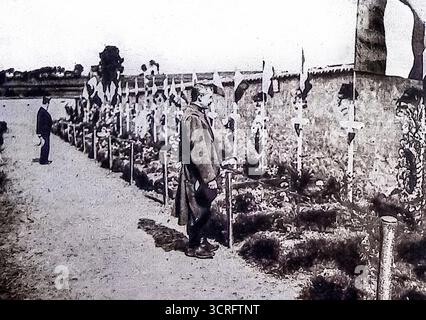Pressefoto aus Le Miroir (1915), der den Friedhof von Chambry zeigt, markiert durch Reihen einfacher Holzkreuze für Soldaten, die in der ersten Schlacht an der Marne im September 1914 ums Leben kamen. Chambry lag im Herzen der Kampfzone, in der französische und deutsche Truppen in schweren Kämpfen zusammenstießen. Die Gräber stellen die unglaublichen menschlichen Kosten des Konflikts dar und die feierliche Pflicht Frankreichs, ihre Gefallenen zu ehren. Stockfoto