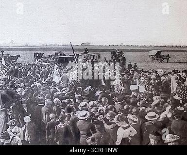 Archivfoto in Le Miroir (1915), das eine große Menschenmenge zeigt, die sich am Massengrab von Neufmoutiers versammelt hat und mit der ersten Schlacht an der Marne im Jahr 1914 in Verbindung steht. Familien, Veteranen und Bürger versammelten sich, um Soldaten zu ehren, die nach schweren Kämpfen in gemeinsamen Gräbern begraben wurden. Diese öffentlichen Versammlungen symbolisierten kollektive Trauer und die gemeinsame Erinnerung an Opfer, die die französische Heimatfront während des Ersten Weltkriegs prägten Stockfoto
