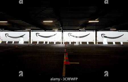 THEMENBILD – ILLUSTRATION ZU DEN THEMEN AMAZON/EINZELHANDEL/VERSAND/VERSANDHANDEL/ONLINE-EINZELHANDEL/ONLINE-VERSANDHANDEL/PAKET/PAKETDIENST/PAKETZUSTELLUNG. Das Amazon-Logo im DVI2-Vertriebszentrum in Wien-Liesing während einer Medienveranstaltung am Dienstag, 30. September 2025, Wien, Österreich. - 20250930 PD18325 Credit: APA-PictureDesk/Alamy Live News Stockfoto