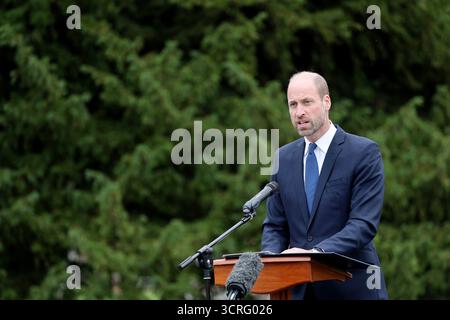 Der Prince of Wales spricht bei der Eröffnung des Global Humanitarian Memorial, der ersten Gedenkstätte für humanitäre Helfer weltweit, die vom britischen Künstler Michael Landy im Gunnersbury Park in London geschaffen wurde. Bilddatum: Mittwoch, 1. Oktober 2025. Stockfoto
