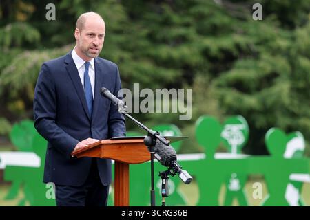 Der Prince of Wales spricht bei der Eröffnung des Global Humanitarian Memorial, der ersten Gedenkstätte für humanitäre Helfer weltweit, die vom britischen Künstler Michael Landy im Gunnersbury Park in London geschaffen wurde. Bilddatum: Mittwoch, 1. Oktober 2025. Stockfoto