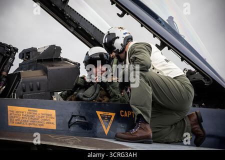 General Sir Gwyn Jenkins, First Sea Lord und Chief of the Naval Staff, Royal Navy, Linke und Commander. Kevin Swift, Befehlshaber der Strike Fighter Squa Stockfoto