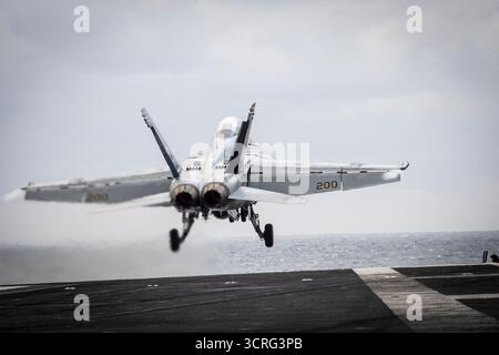 Eine F/A-18F Super Hornet, befestigt an der Strike Fighter Squadron 213, gesteuert von Lt. Commander. Chris Kapuschansky mit General Gwyn Jenkins, First Sea Lord A Stockfoto