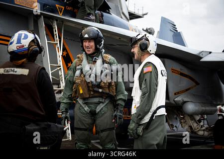 General Sir Gwyn Jenkins, First Sea Lord und Chief of the Naval Staff, Royal Navy, Center, spricht mit Rear ADM Paul Lanzilotta, Commander, Carrier STRI Stockfoto