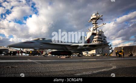 Seeleute an Bord des weltweit größten Flugzeugträgers, USS Gerald R. Ford (CVN 78), starten einen Carrier Air Wing 8 F/A-18E Super Hornet, der an Strike befestigt ist Stockfoto