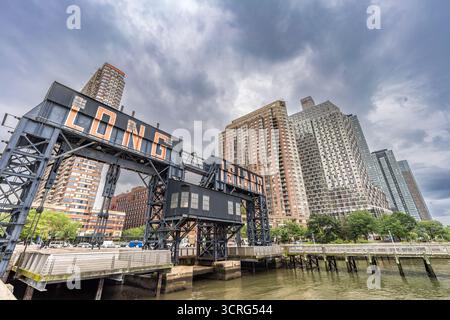 Blick auf das berühmte Long Island Schild und die Uferportale im Gantry Plaza State Park mit Hochhäusern im Hintergrund, Long Island City, Q Stockfoto