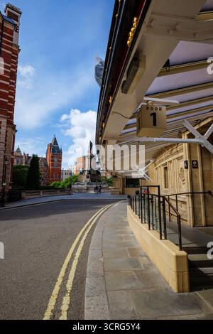 London - 06 25 2022: Blick auf den sekundären Eingang der Loverose Street zur Royal Albert Hall mit dem Great Exhibition Memorial im Hintergrund. Stockfoto