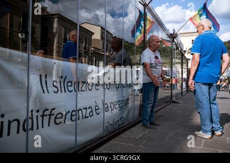 Lamezia Terme, Italien. 30. September 2025. Die Demonstranten stehen während der Kundgebung vor einer Bar mit einem Banner mit der Aufschrift „Schweigen ist Komplizenschaft“. Eine friedliche Sitzung aus Protest, die von Aktivisten verschiedener Verbände organisiert wurde, um in Lamezia Terme gegen die Entscheidungen der Regierung über Palästina zu protestieren. (Foto: Valeria Ferraro/SOPA Images/SIPA USA) Credit: SIPA USA/Alamy Live News Stockfoto