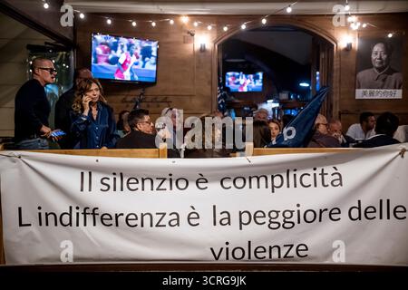 Lamezia Terme, Italien. 30. September 2025. Die Demonstranten sitzen in einer Bar mit einem Banner, das besagt: „Schweigen ist Komplizenschaft“ während der Kundgebung. Eine friedliche Sitzung aus Protest, die von Aktivisten verschiedener Verbände organisiert wurde, um in Lamezia Terme gegen die Entscheidungen der Regierung über Palästina zu protestieren. (Foto: Valeria Ferraro/SOPA Images/SIPA USA) Credit: SIPA USA/Alamy Live News Stockfoto