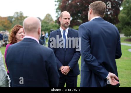 Der Prince of Wales spricht mit humanitären Helfern beim Start des Global Humanitarian Memorial, der ersten Gedenkstätte für humanitäre Helfer weltweit, die vom britischen Künstler Michael Landy im Gunnersbury Park in London geschaffen wurde. Bilddatum: Mittwoch, 1. Oktober 2025. Stockfoto
