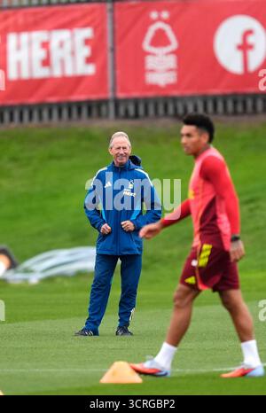 John McGovern, ehemaliger Kapitän des Nottingham Forest, sieht sich während eines Trainings an der Nigel Doughty Academy in Nottingham an. Bilddatum: Mittwoch, 1. Oktober 2025. Stockfoto