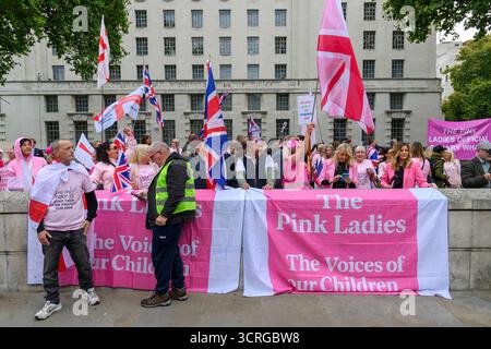 London, Großbritannien. Oktober 2025. 01/10/2025. London, Großbritannien. Die Anti-Migrant-Protestler der Pink Ladies nehmen an einer Demonstration in Westminster teil. Die Gruppe ist gegen die Nutzung von Hotels zur Unterbringung von Asylbewerbern. Foto: Ray Tang Credit: Raymond Tang/Alamy Live News Stockfoto