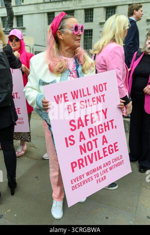 London, Großbritannien. Oktober 2025. 01/10/2025. London, Großbritannien. Die Anti-Migrant-Protestler der Pink Ladies nehmen an einer Demonstration in Westminster teil. Die Gruppe ist gegen die Nutzung von Hotels zur Unterbringung von Asylbewerbern. Foto: Ray Tang Credit: Raymond Tang/Alamy Live News Stockfoto