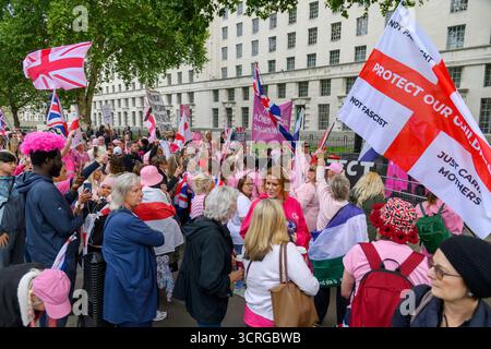 London, Großbritannien. Oktober 2025. 01/10/2025. London, Großbritannien. Die Anti-Migrant-Protestler der Pink Ladies nehmen an einer Demonstration in Westminster teil. Die Gruppe ist gegen die Nutzung von Hotels zur Unterbringung von Asylbewerbern. Foto: Ray Tang Credit: Raymond Tang/Alamy Live News Stockfoto