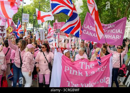 London, Großbritannien. Oktober 2025. 01/10/2025. London, Großbritannien. Die Anti-Migrant-Protestler der Pink Ladies nehmen an einer Demonstration in Westminster teil. Die Gruppe ist gegen die Nutzung von Hotels zur Unterbringung von Asylbewerbern. Foto: Ray Tang Credit: Raymond Tang/Alamy Live News Stockfoto