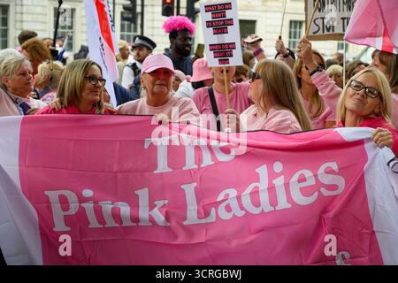 London, Großbritannien. Oktober 2025. 01/10/2025. London, Großbritannien. Die Anti-Migrant-Protestler der Pink Ladies nehmen an einer Demonstration in Westminster teil. Die Gruppe ist gegen die Nutzung von Hotels zur Unterbringung von Asylbewerbern. Foto: Ray Tang Credit: Raymond Tang/Alamy Live News Stockfoto