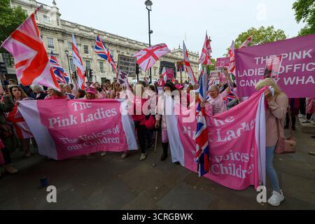 London, Großbritannien. Oktober 2025. 01/10/2025. London, Großbritannien. Die Anti-Migrant-Protestler der Pink Ladies nehmen an einer Demonstration in Westminster teil. Die Gruppe ist gegen die Nutzung von Hotels zur Unterbringung von Asylbewerbern. Foto: Ray Tang Credit: Raymond Tang/Alamy Live News Stockfoto
